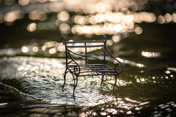 Banc Métaphorique Sur Fond Rivière Montagne — Photo