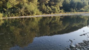 Dağ nehrinde akşam