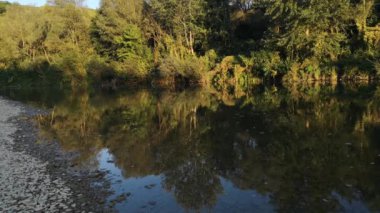 Dağ nehrinde akşam