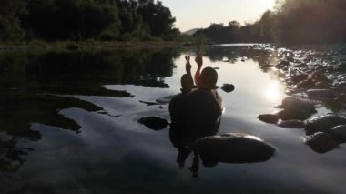 Dağ nehrinde oyuncak salyangoz