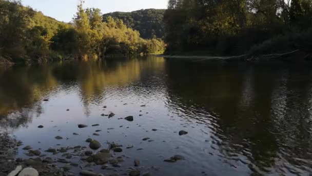 Dağ Nehrinde Akşam — Stok video