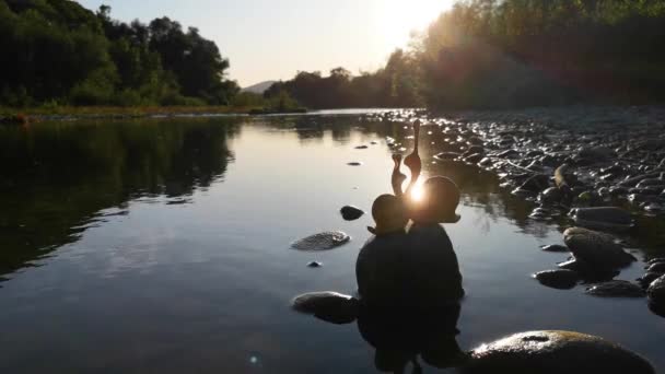 Παιχνίδι Σαλιγκάρι Στο Ορεινό Ποτάμι — Αρχείο Βίντεο