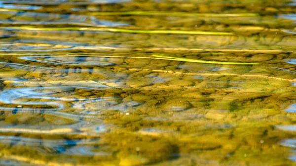 Odraz Horské Řece Při Západu Slunce — Stock fotografie