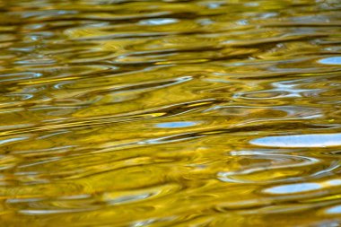 Gün batımında bir dağ nehrinde yansıma