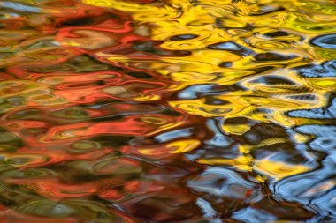Gün batımında bir dağ nehrinde yansıma