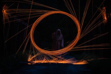 Geceleri ateşle çizmek