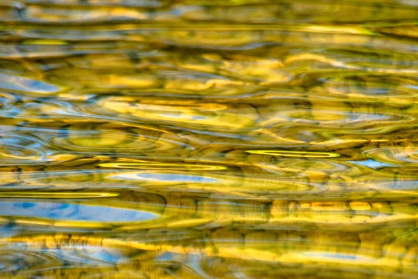 Spiegelung Einem Gebirgsfluss Bei Sonnenuntergang — Stockfoto