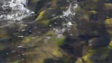 Dağ nehrinde akşam