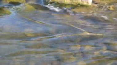 Dağ nehrinde akşam