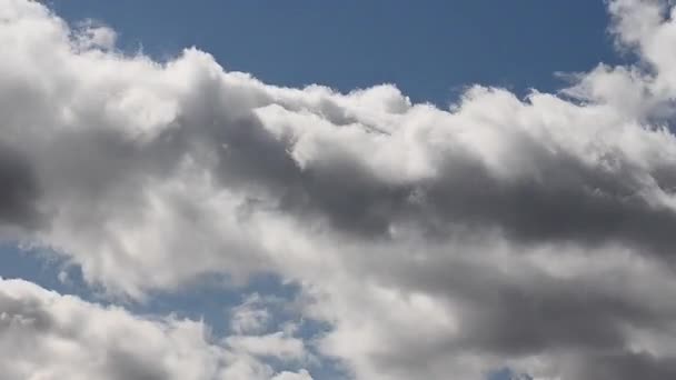 Las Nubes Mueven Rápidamente Través Del Cielo — Vídeo de stock