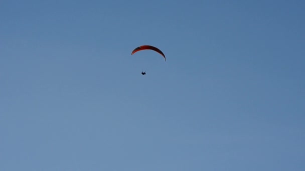 Paragliders Vznáší Obloze — Stock video