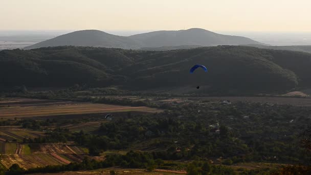 Paragliders Vznáší Obloze — Stock video