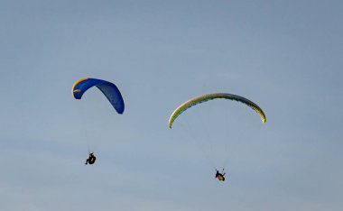 Yamaç paraşütleri gökyüzünde süzülür