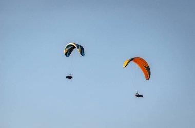Yamaç paraşütleri gökyüzünde süzülür
