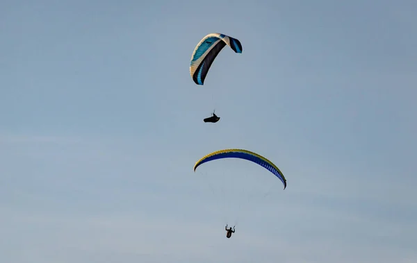 Paragliders Vznáší Obloze — Stock fotografie