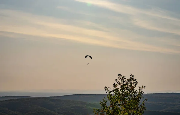 Paragliders Soar Sky — Stock Photo, Image