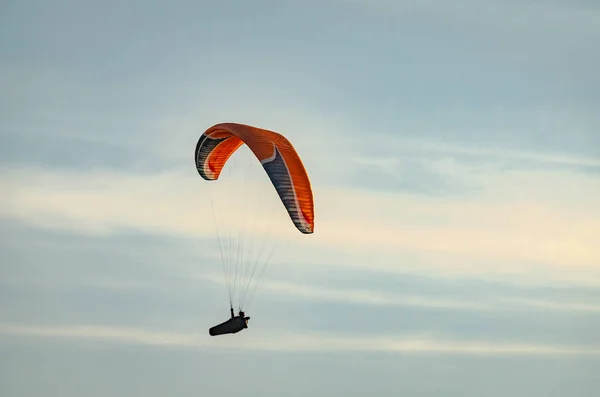 滑翔伞在天空中飞翔 — 图库照片