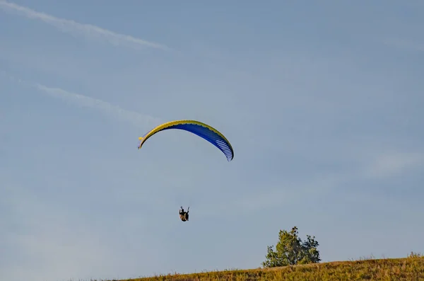 Paragliders Soar Sky — Stock Photo, Image