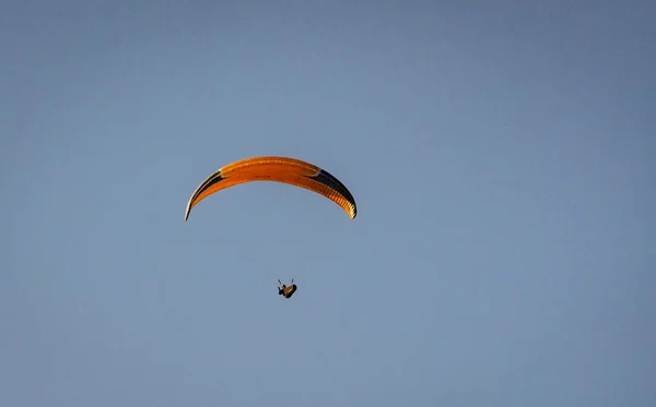 滑翔伞在天空中飞翔 — 图库照片