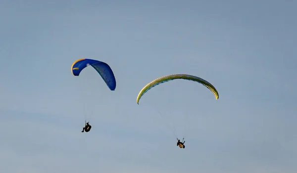 Paragliders Soar Sky — Stock Photo, Image