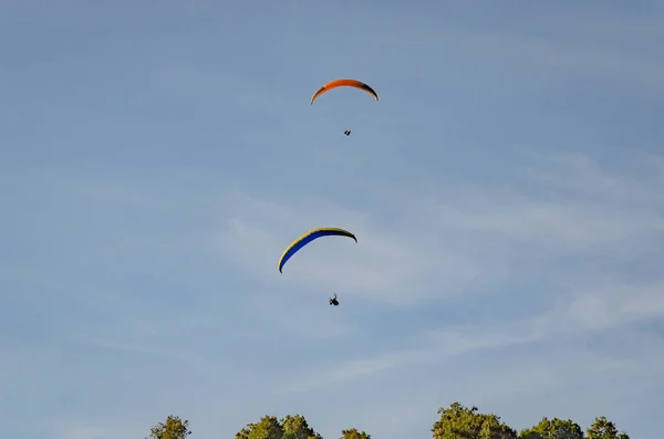 Paragliders Soar Sky — Stock Photo, Image