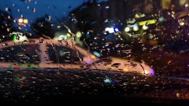 Gece şehrinin manzaraları yağmurda