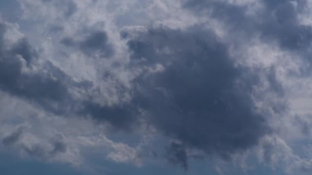 เมฆก งเคล อนผ านท องฟ าอย างรวดเร — วีดีโอสต็อก