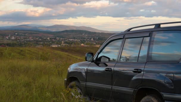 Suv Ταξιδεύει Στα Καρπάθια — Αρχείο Βίντεο