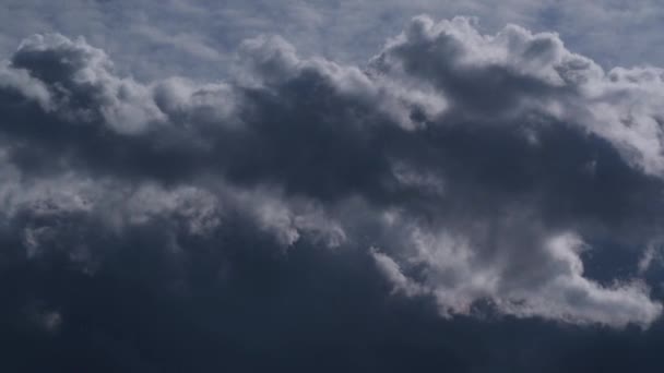 Les Nuages Déplacent Rapidement Travers Ciel — Video