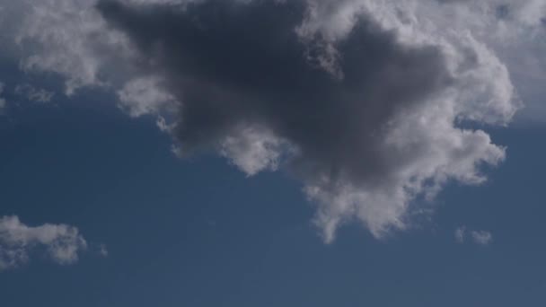 雲が速く空を横切って動いている — ストック動画
