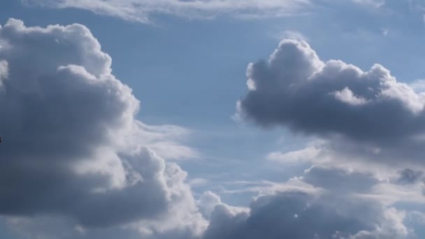 Bulutlar Gökyüzünde Hızla Ilerliyor — Stok video