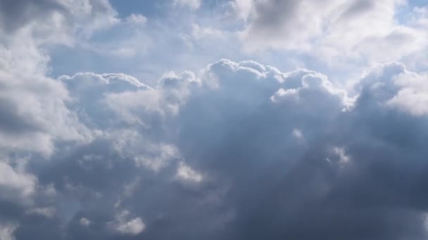 Les nuages se déplacent rapidement à travers le ciel 