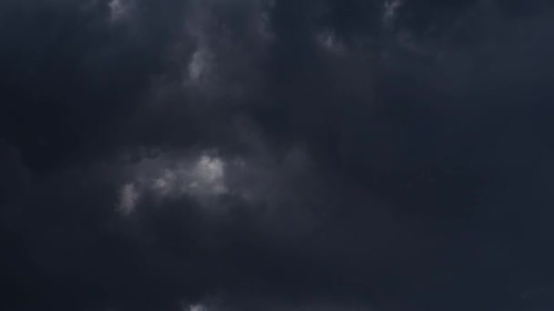 Las Nubes Mueven Rápidamente Través Del Cielo — Vídeo de stock