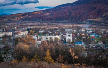 Sunny Transcarpathia denilen manzara 