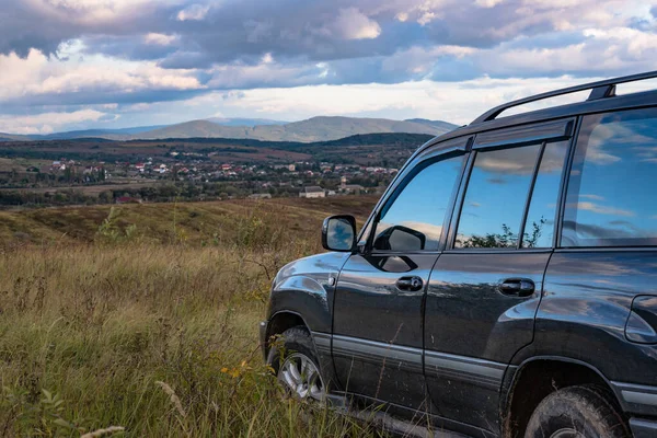 Geländewagen Fährt Den Karpaten — Stockfoto