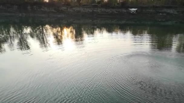 川の上のドローン — ストック動画