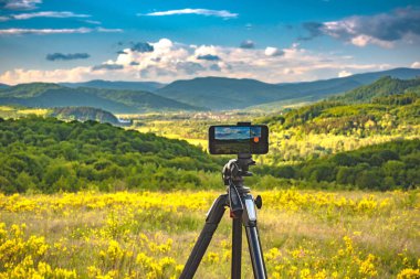 Akıllı telefon Karpatlar 'da video çekiyor.