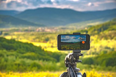 Akıllı telefon Karpatlar 'da video çekiyor.