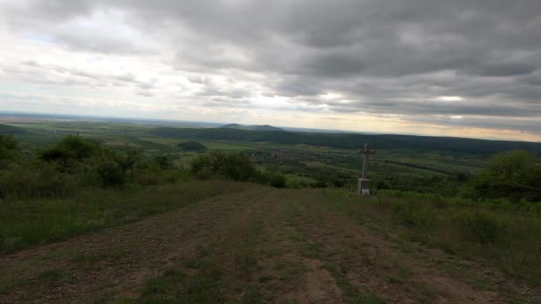喀尔巴阡山脉的景观在雷雨前与十字架相交 — 图库视频影像