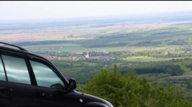 Karpat dağlarında bahar manzarası bir SUV ile