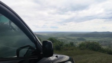 Karpat dağlarında bahar manzarası bir SUV ile
