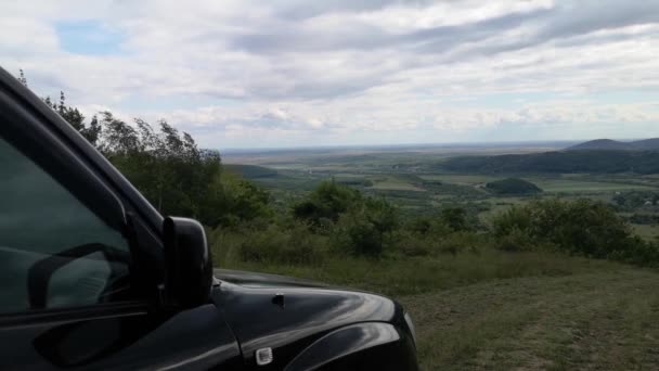 Paisagem Primavera Nas Montanhas Dos Cárpatos Com Suv — Vídeo de Stock