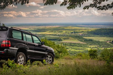 Karpat dağlarında bahar manzarası bir SUV ile