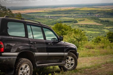 Karpat dağlarında bahar manzarası bir SUV ile