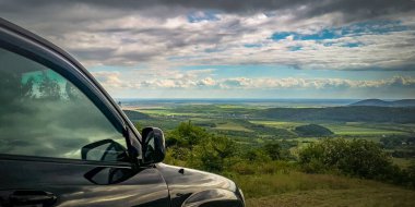 Karpat dağlarında bahar manzarası bir SUV ile