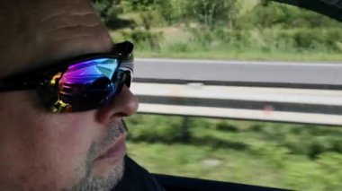 Sürücü gözlükleriyle yolun yansıması