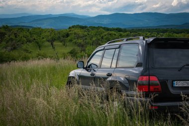 SUV yazın Karpatlar 'da seyahat eder.