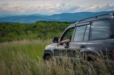 SUV yazın Karpatlar 'da seyahat eder.