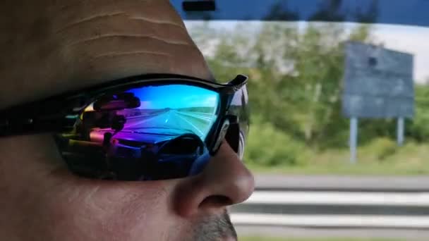 Reflexão Estrada Óculos Condutor — Vídeo de Stock