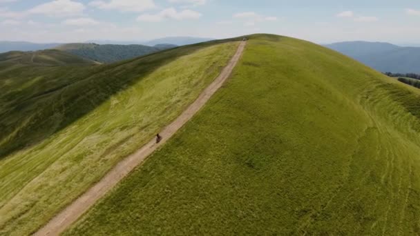 Luftaufnahmen Von Mountainbikern Auf Dem Grat — Stockvideo
